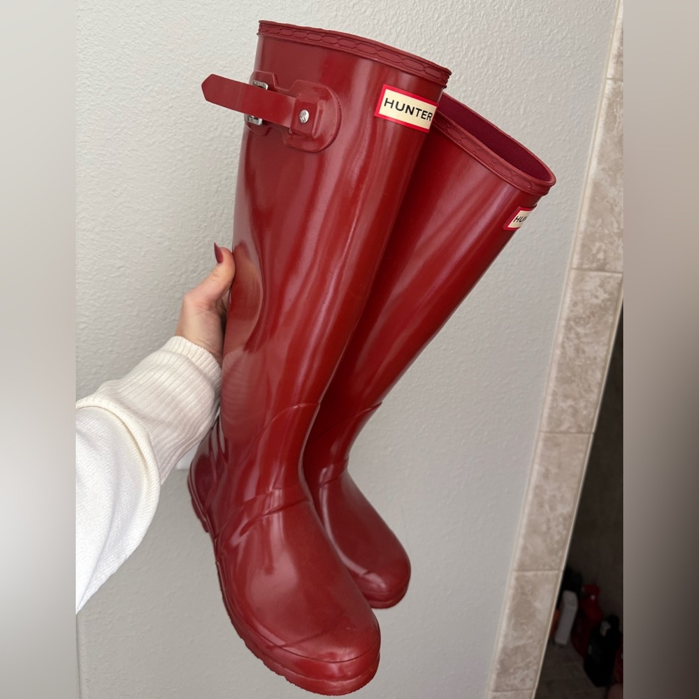 Red Gloss Hunter Boots size 8 NWOB